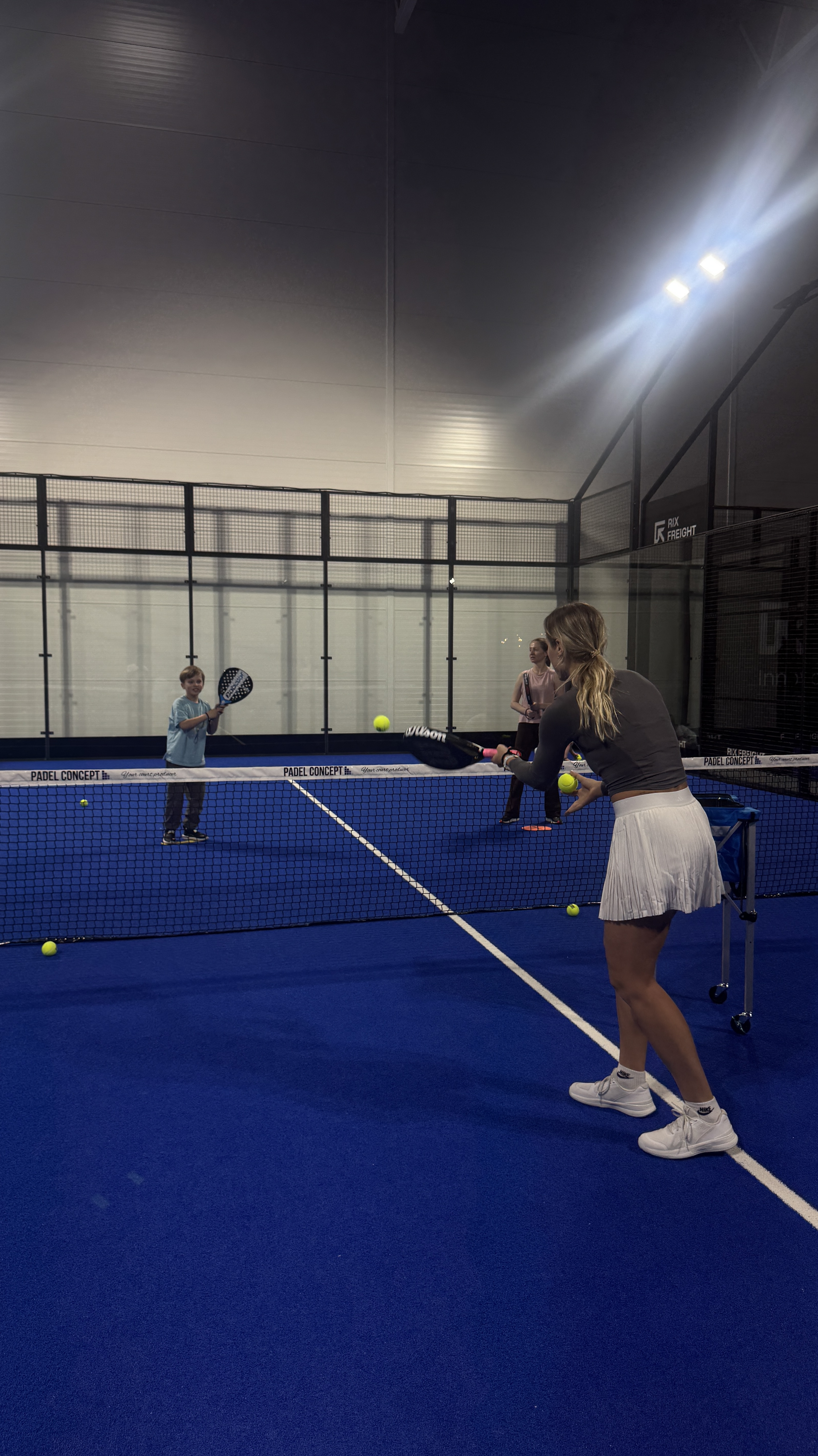 Gundega trenē padelu MyPadel kortā