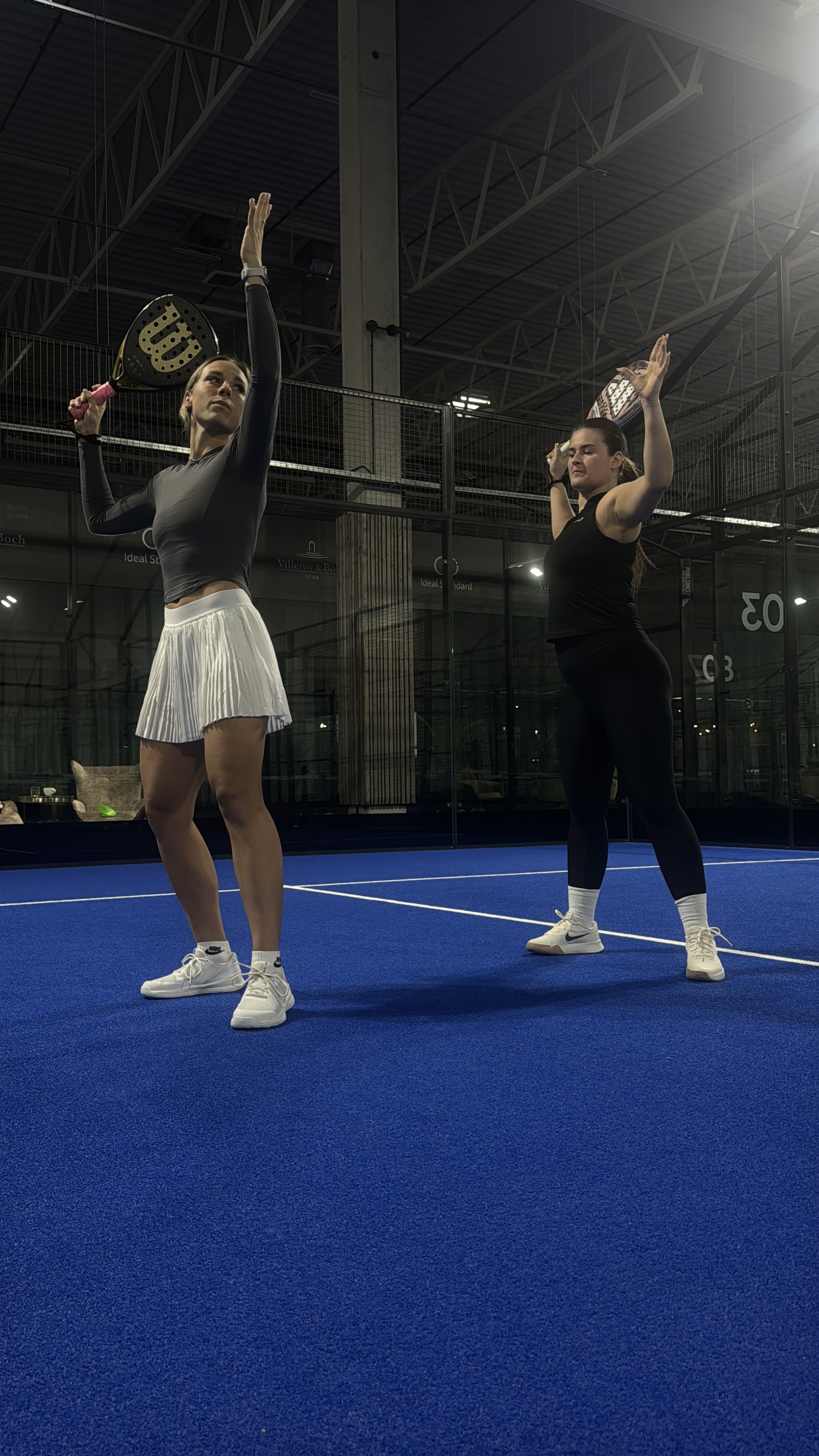 Gundega padela kortā pie bumbiņu groza