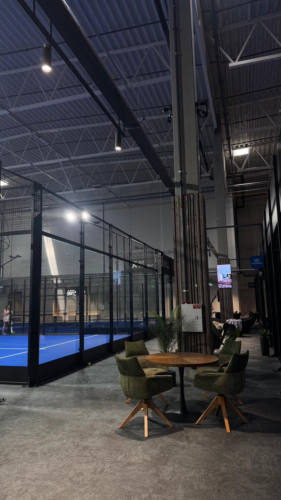 MyPadel kortu zona ar galdiņu un krēsliem