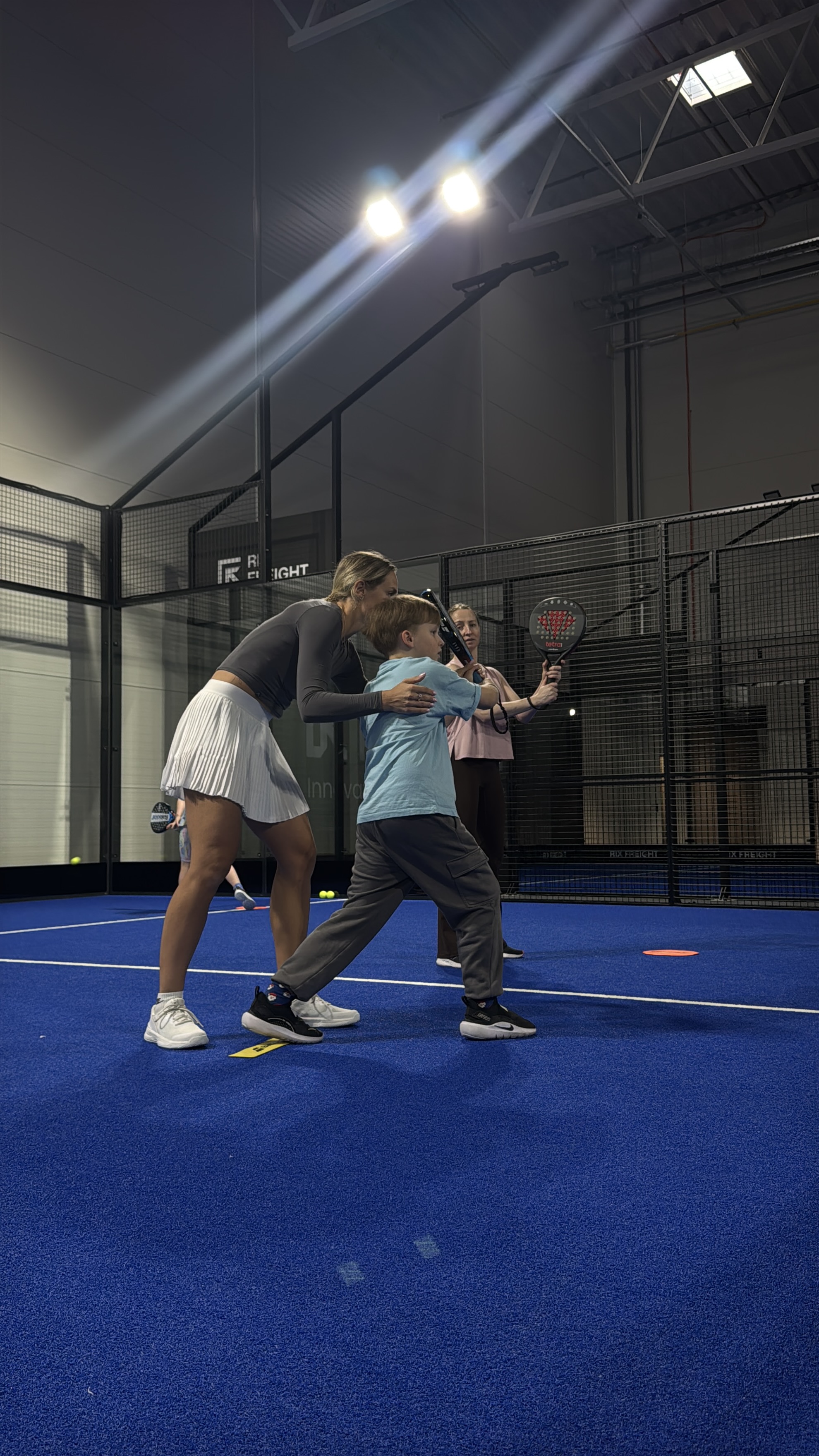 Padela trenere skaidro raketes kustību iesācējai